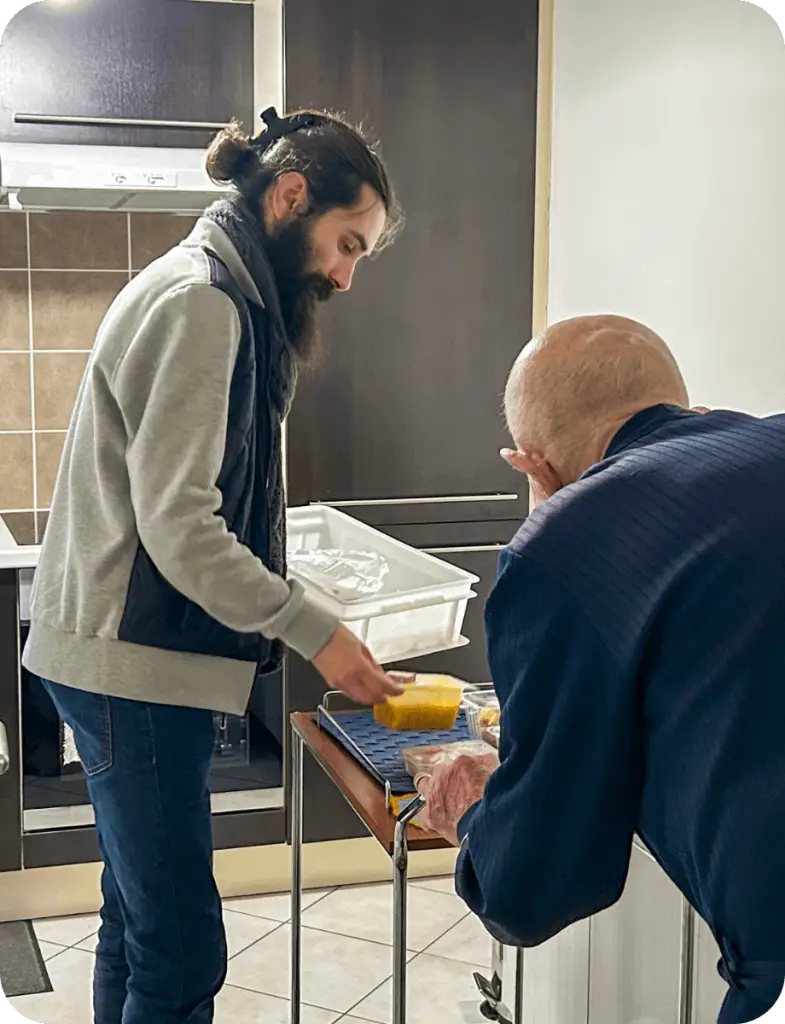 Portage de repas à domicile pour une personne agée par l'association Le Connétable à Dinan.