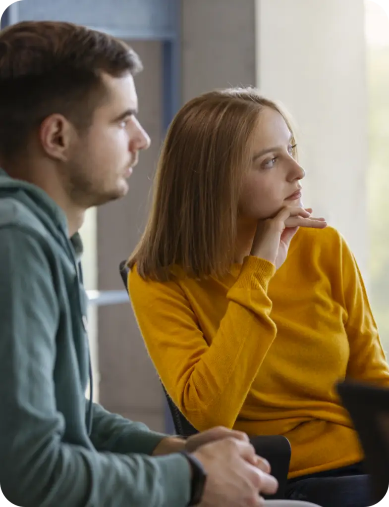 Deux personnes se reposant après avoir aidé une personne à domicile – Association Le Connetable