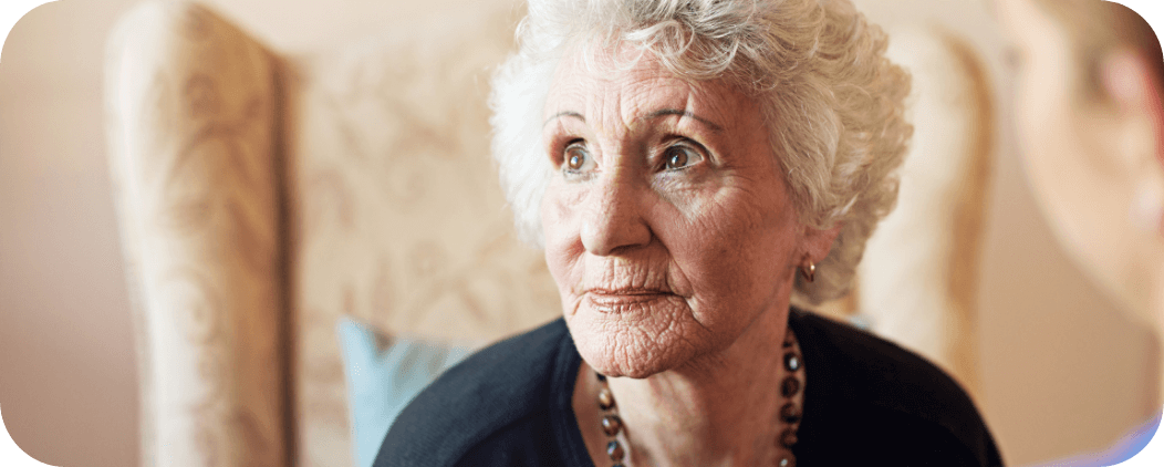 Femme âgée atteinte d'Alzheimer avec le soutien d'un proche - l'Association Le Connétable à Dinan.