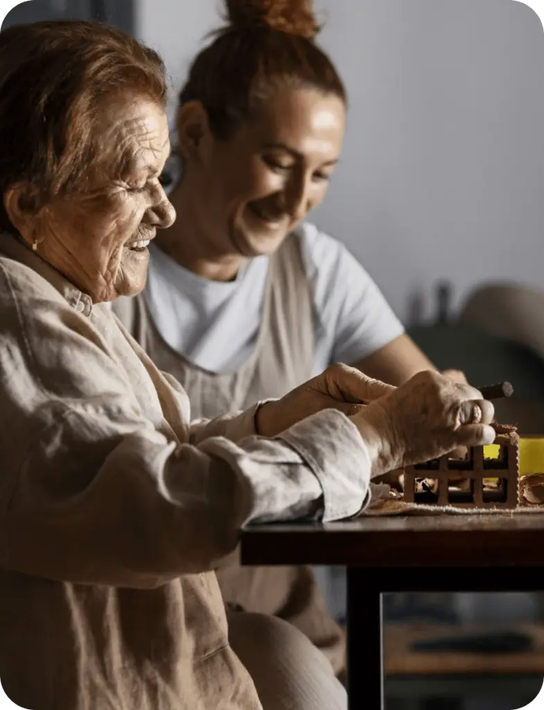 Femmes aidant une personne âgée à domicile grâce au centre de ressources territorial – Association Le Connetable