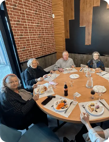 Groupe de personnes âgées en sortie dans un restaurant à Dinard pour maintenir la vie sociale – Association Le Connetable à Dinan