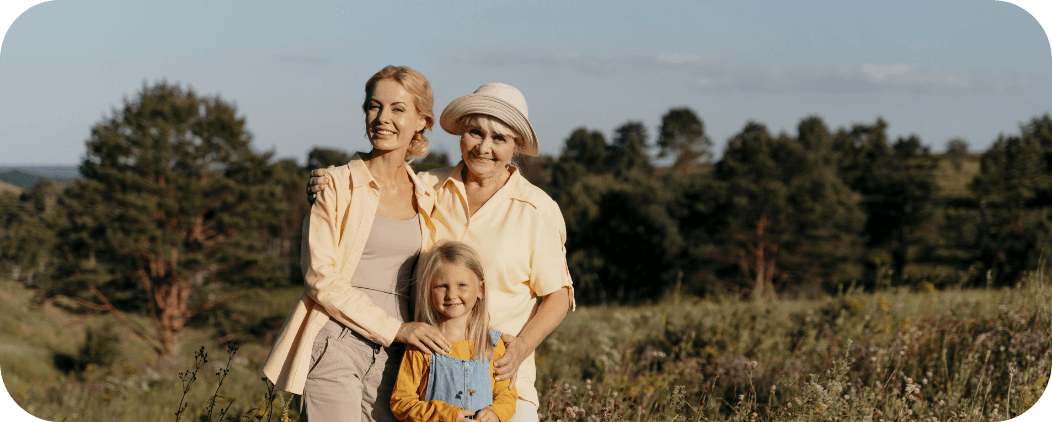 Photo d’une famille heureuse en pleine nature pour l’Association Le Connetable à Dinan