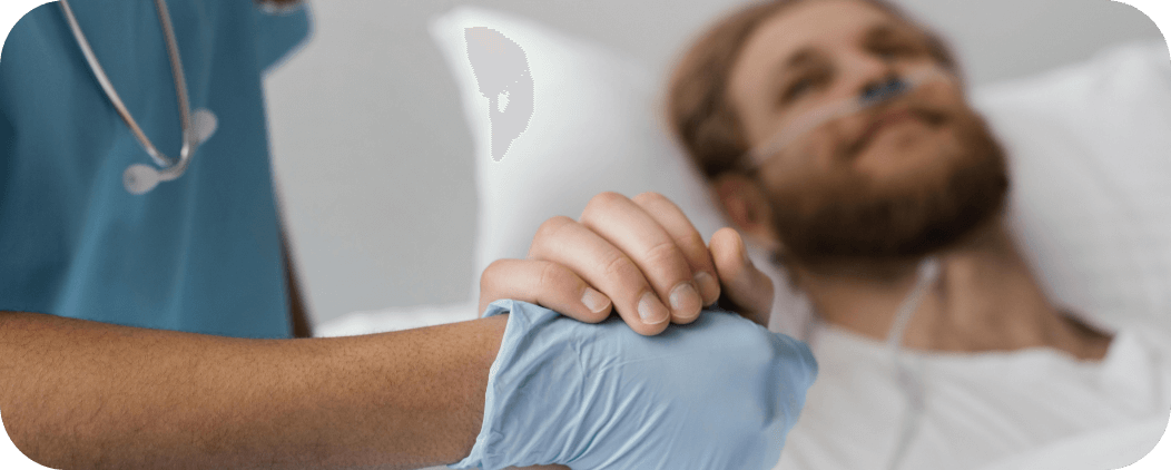 Patient et infirmier de santé main dans la main – Association Le Connetable à Dinan