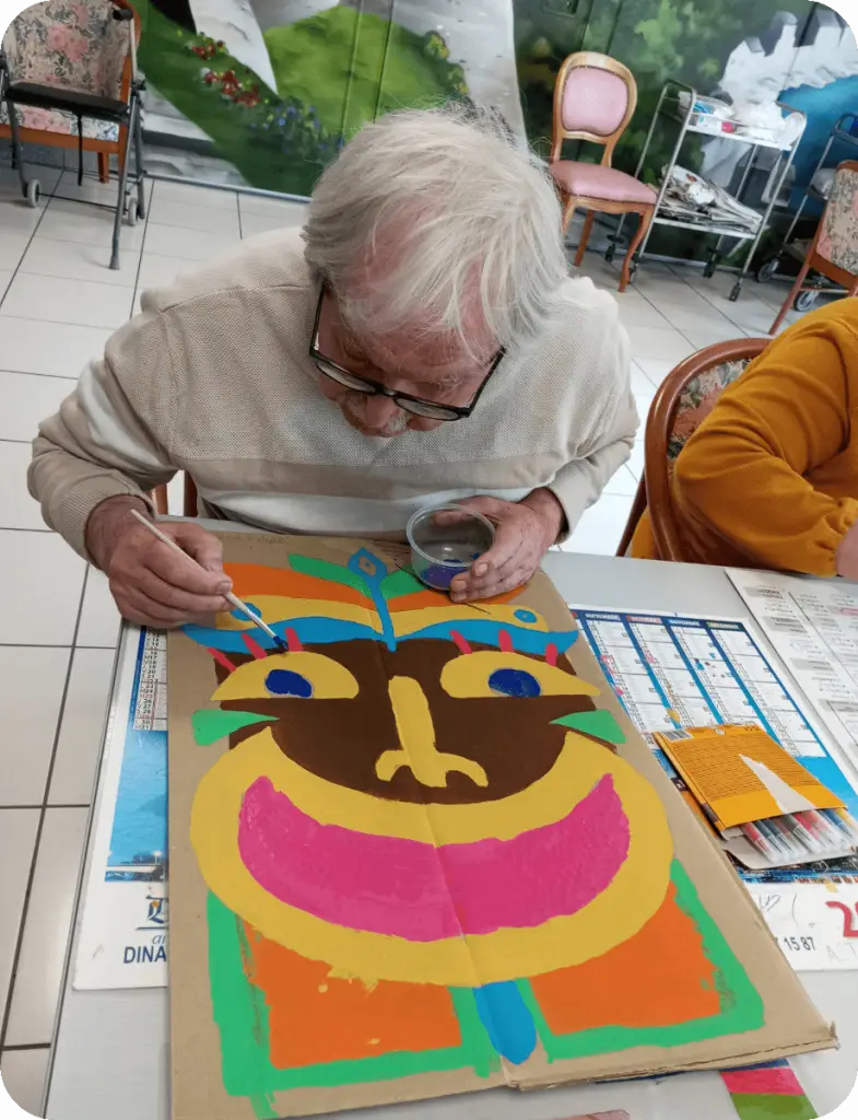 Personne âgée en pleine activité peinture à domicile – Association Le Connetable à Dinan