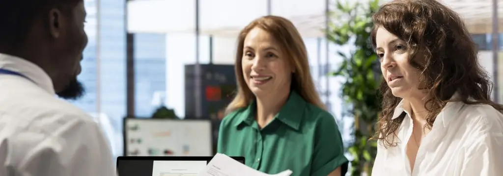 Trois personnes souriantes lors d’un recrutement à l’Association Le Connetable à Dinan