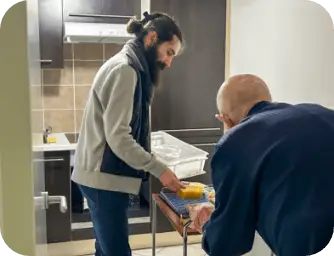 Bénévole faisait du portage de repas au domicile d'un bénéficiaire - Association le Connétabke Dinan