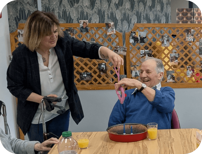Une aidante fétant l'anniversaire de son proche en accueil de jour à l'Assocaition Connétable à Dinan